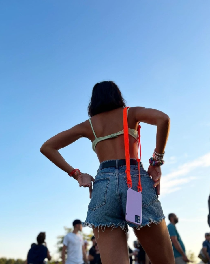 iPhone Case with Strap: Fashion Trend or New Consumer Habit?